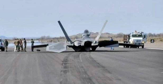 Σοβαρό ατύχημα με F-22 Raptor: Εσβησε ο αριστερός κινητήρας κατά την φάση απογείωσης….